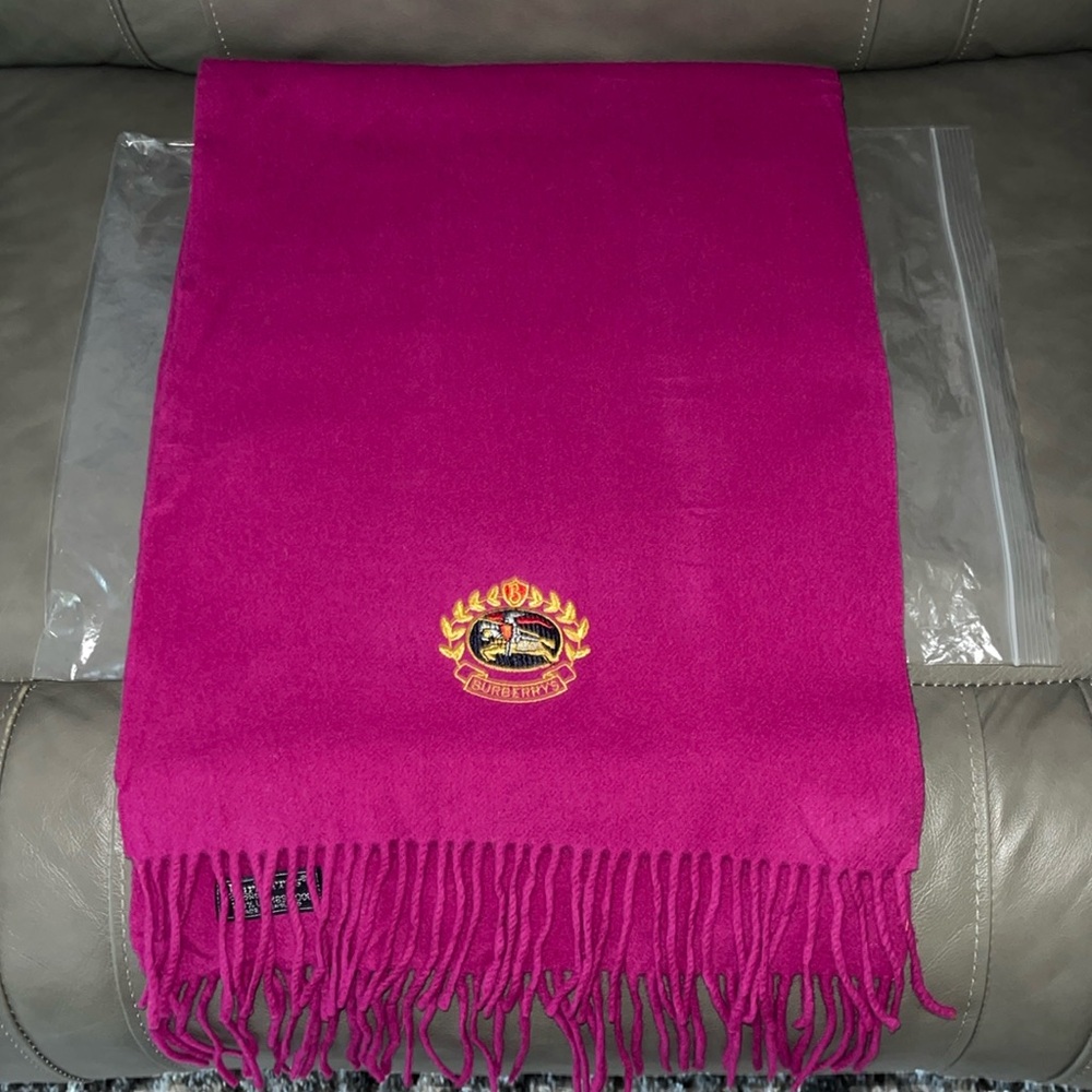 Preloved Burberry lambwool scarf great condition pink purplish color 74”X14 1/2”